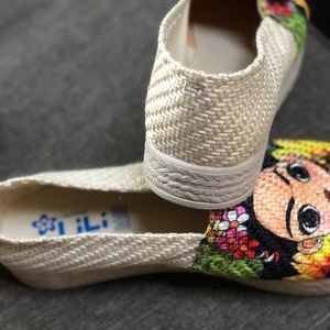 New women frida Kalho shoes both size 9